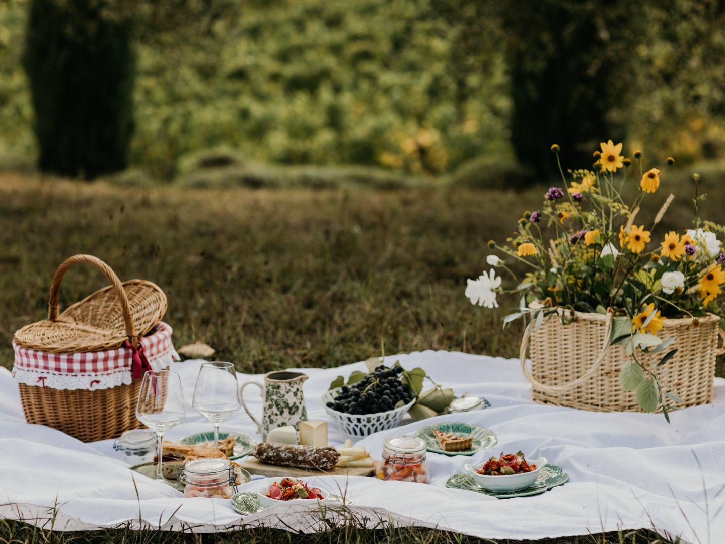 Picnic a cesto in vimini con il cibo sulla tavola di legno sulla spiaggia  con cielo blu di sfondo e sun. Il concetto di picnic. Vista frontale.  Composizione orizzontale Foto stock 